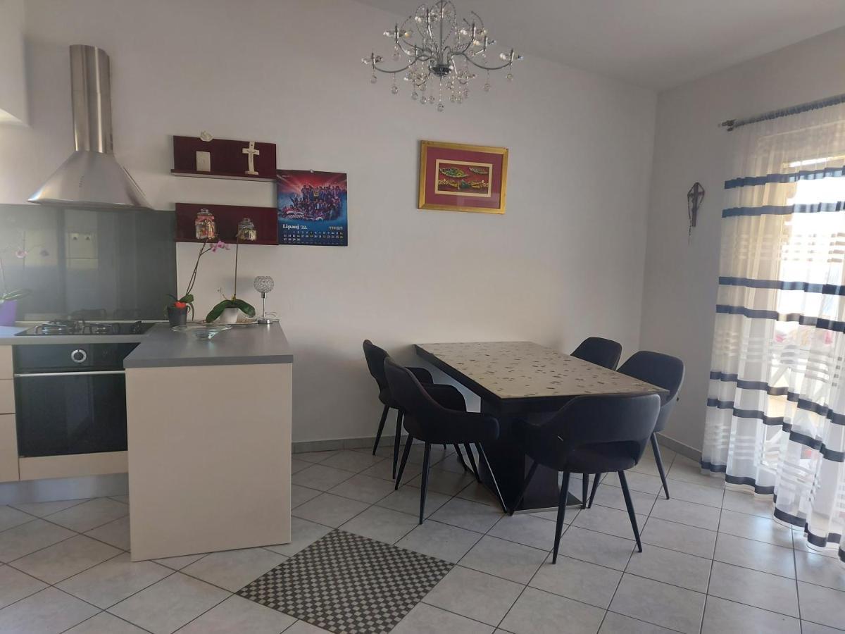 Lara & Vito Apartment Metajna Bagian luar foto
